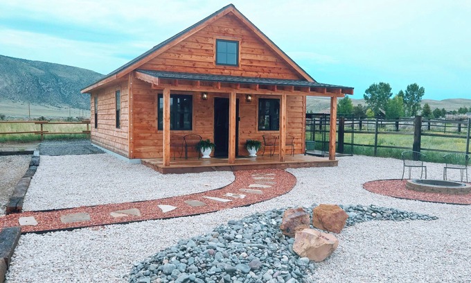 Cody Cabin | Diamond Creek Cabin- newly finished, pet friendly, close to Cody
