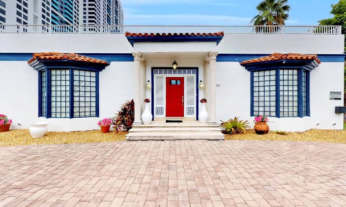 West Avenue Villa | DIAMOND GREAT VILLA FOR LARGE GROUPS IN THE HEART OF SOUTH BEACH!