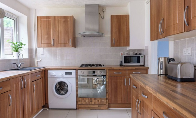 Crawley House | Dickens House- Beautiful 3BR Close 15min from Gatwick