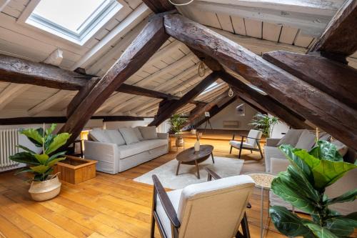 Historic Center Apartment | Dimora De' Poeti - 250 Square Meters Attic with Jacuzzi