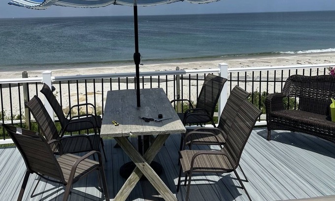 Plymouth Cottage | Direct Oceanfront!3 Bedroom 2 bath. Accepting Winter rental Nov. to May 2023