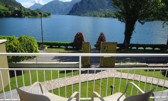 Idro Apartment | DIRECTLY ON THE BEACH/SEE, apartment for up to 4 people, pool and garden