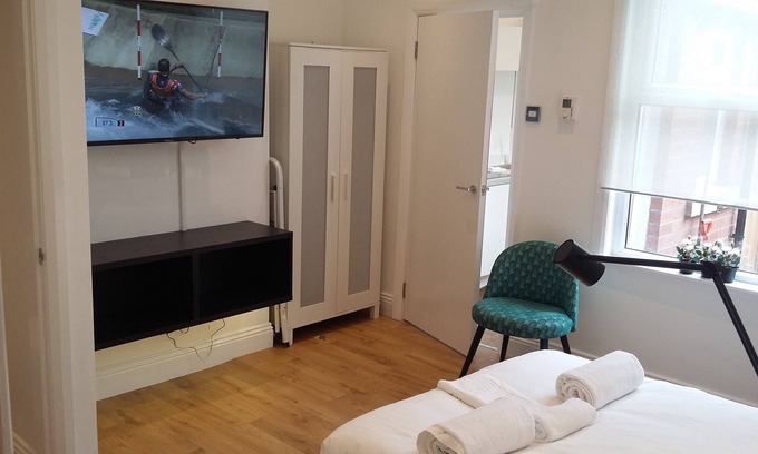 Leeds Apartment | Directors Lodge- Modern Studio -Kitchen and En Suite with Yard