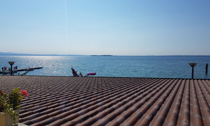 Moniga del Garda Apartment | Direttamente Sulla Spiaggia, Vista Lago Impareggiabile