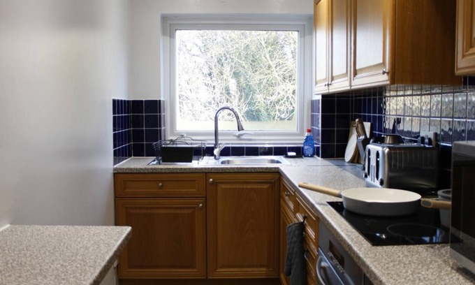 Hemel Hempstead Apartment | Discounted Long Stays | Balcony View | Central Location |
