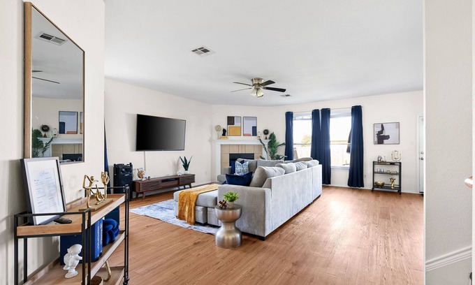 Buda House | Discover Fun/Relaxation: Dedicated Office, Gameroom, Jukebox, Bball, Fire Pit!nn