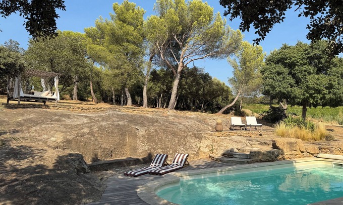 Beaumes-de-Venise Villa | Discover our charming mas with swimming pool for rent in Provence.