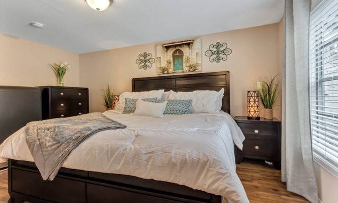 Boulevard Oaks Apartment | DISINFECTED☀2.6 Miles to TMC☀Washer & Dryer☀King Bed☀Netflix☀ WIFI☀4KTV