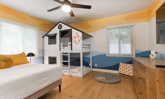 Morrison - Eldridge Park House | Disney Christmas 9mins to Disneyland EV Charger Large Backyard