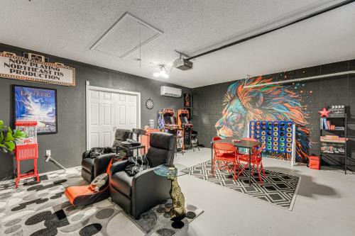 Buena Ventura Lakes House | Disney Getaway with Private Hot Tub 14 Mi to Parks