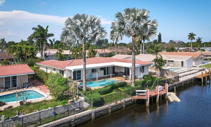 Coral Ridge Isles House | Dockside Daydreams, Cozy, Canal Front with Pool