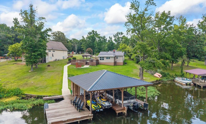 Milledgeville House | Dockside Dream on Lake Sinclair – Swimming Dock, Porch Views & Room for Everyone