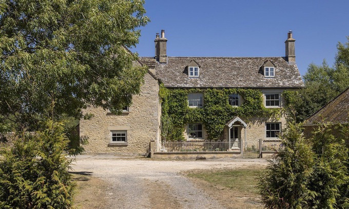 Lechlade Cottage | Dog friendly holiday home with a hot tub - Green Farm