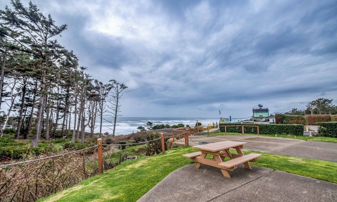 Agate Beach RV Rental | Dog Friendly, Available with 50AMP, 30AMP, Water and Sewer hook up's, WiFi