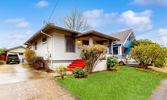 Rose City Park House | Dog-friendly Beaumont Craftsman with covered porch & yard - walk to bars/dining