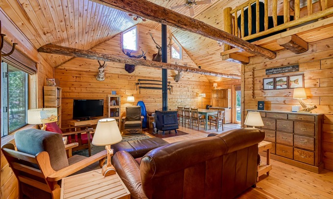South Fork House | Dog-Friendly Cabin w/Washer/Dryer, WiFi, & Firepit - Steps From the Rio Grande