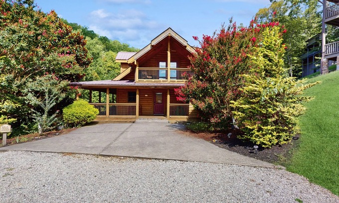 Caryville Cabin | Dog- friendly cabin with lakeside views, deck & game room