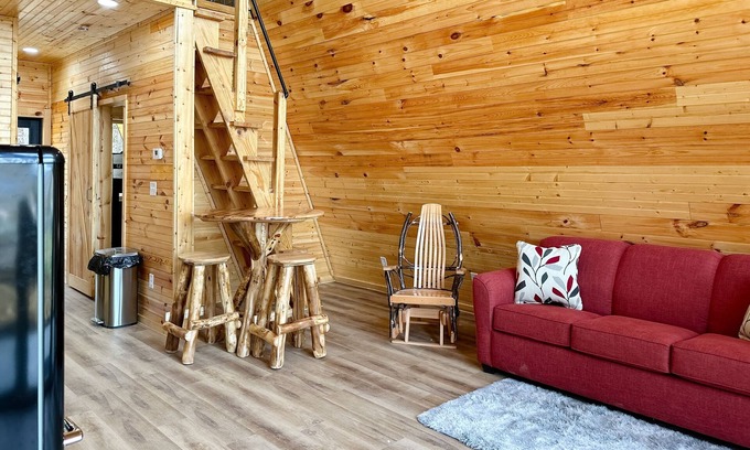 Newport Cabin | Dog-friendly cabin with mountain views, loft, & kitchen - near Douglas Lake