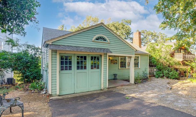 Hood River Cottage | Dog-Friendly 'Columbia Cottage' in Hood River!