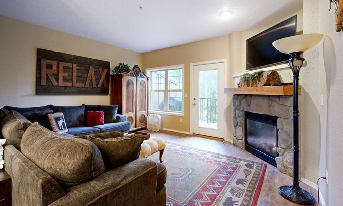 Government Camp Condo | Dog-Friendly Condo with Chef's Kitchen, Pool & Hot Tub - Close to Skiing