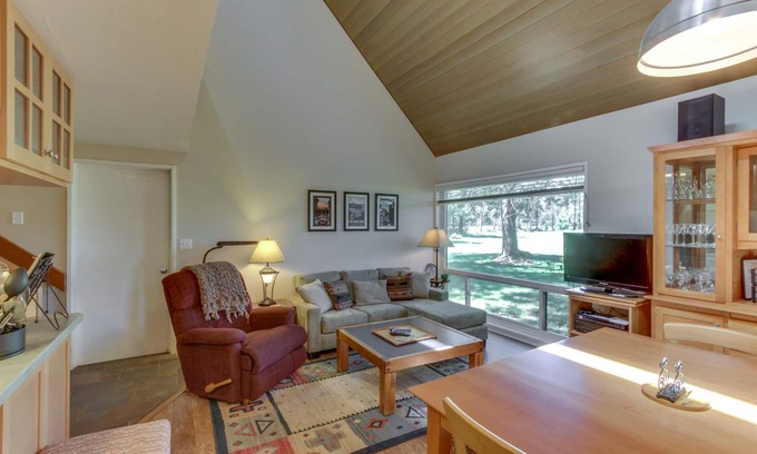 Overlook Park Condo | Dog-friendly condo with 6 SHARC passes & great golf course views