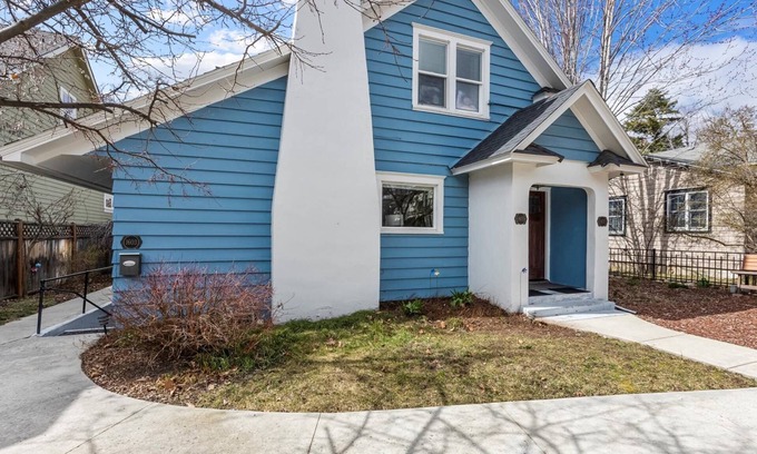 North End House | DOG FRIENDLY & EPIC Location! Walk 2 Blocks to Hyde Park or Cozy Up by the Fireplace!