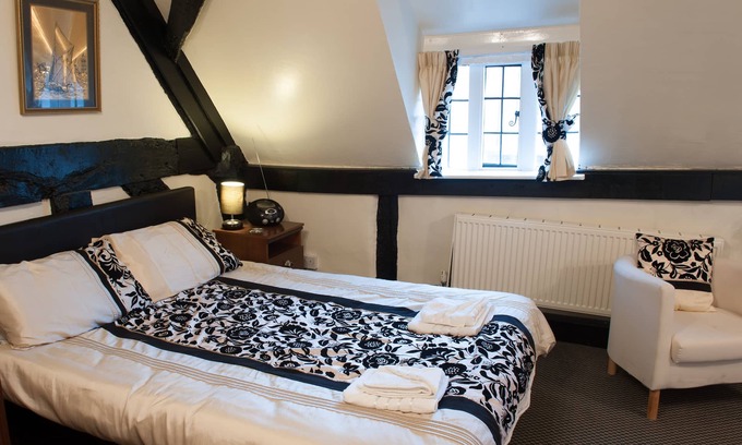 New Forest District Apartment | Dog friendly first floor apartments in historic thatched cottage in New Forest.