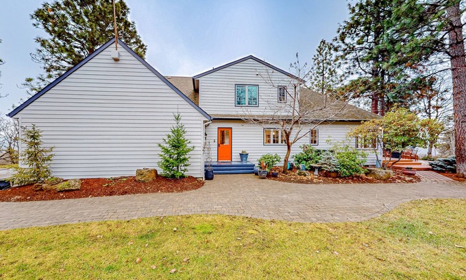 The Dalles House | Dog-friendly hilltop estate with fireplace & incredible Columbia River view