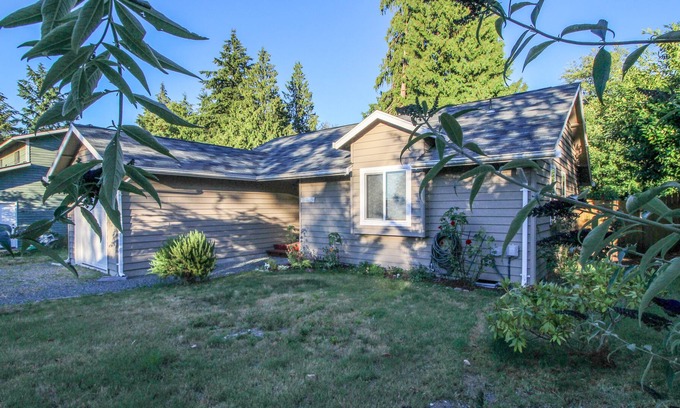 Clinton Cottage | Dog-friendly home with free WiFi & a full kitchen - walk to the ferry & beach