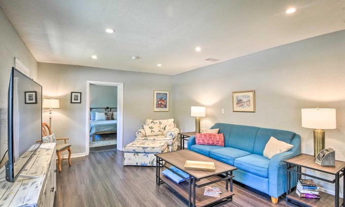 Harbor Oaks Bay Shore House | Dog-Friendly Home with Gas Grill - Walk to Rose Bay!