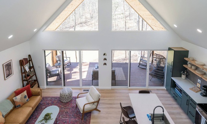 Laurelville Cabin | Dog friendly hot tub + fire pit + shared game room
