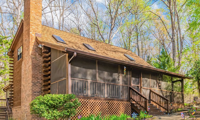 Mineral Cabin | Dog Friendly Hot Tub Firepit King Bed Grill AC