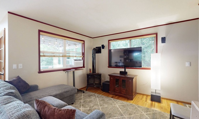 Retsil House | Dog-friendly house w/enclosed yard, dedicated workspace, gas grill, W/D