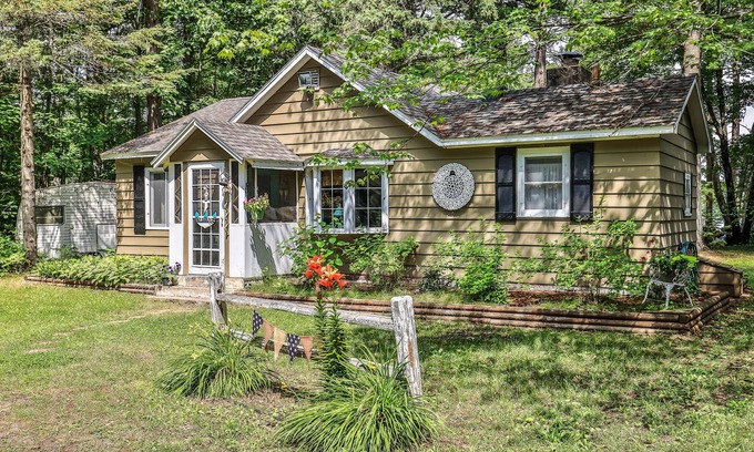 Lac du Flambeau Cabin | Dog-Friendly Lakefront Cabin with Private Deck, Firepit, & Acreage