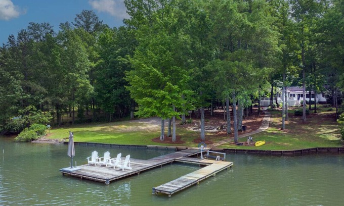 Lake Oconee House | Dog Friendly Lake Oasis with Dock & Fire Pit