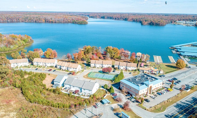 Mineral House | Dog-friendly lake-view townhome with firepit, grill, kayaks, tennis, AC, & W/D