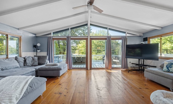 Gilford House | Dog Friendly Lake Winnie Mountain View Getaway