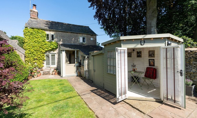 Fairford Cottage | Dog friendly one bed holiday cottage in Fairford - Wood Cottage