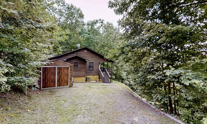 Murphy Cabin | Dog-Friendly scenic cabin with amazing views, covered deck, firepit, & hot. tub