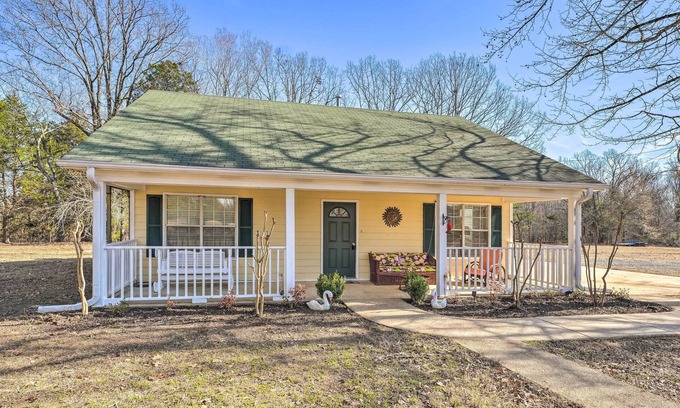 Independence Cottage | Dog-Friendly Senatobia Cottage w/Fishing Pond!