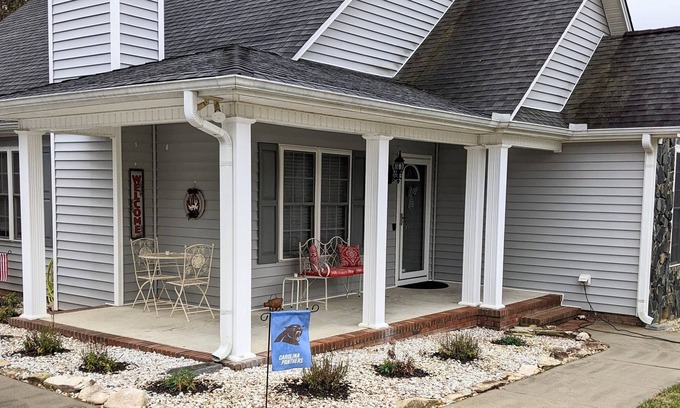 Graham House | Dog Friendly, Small Town Charm, with Downtown area. Perfect for weekend getaway!