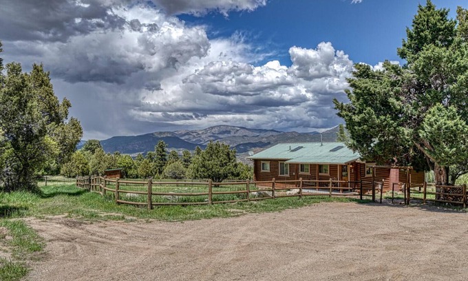 Howard Cabin | Dog Friendly- Star Mesa!