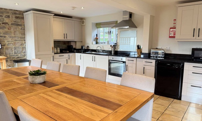 Newton Grange House | Dog-Friendly Stone Cottage with Hot Tub for Eight People