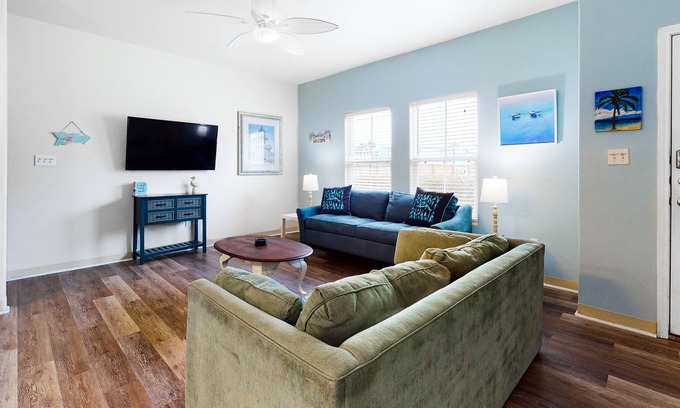 Corpus Christi House | Dog-Friendly Townhouse w/ Shared Pool, High-Speed WiFi, and Central AC!