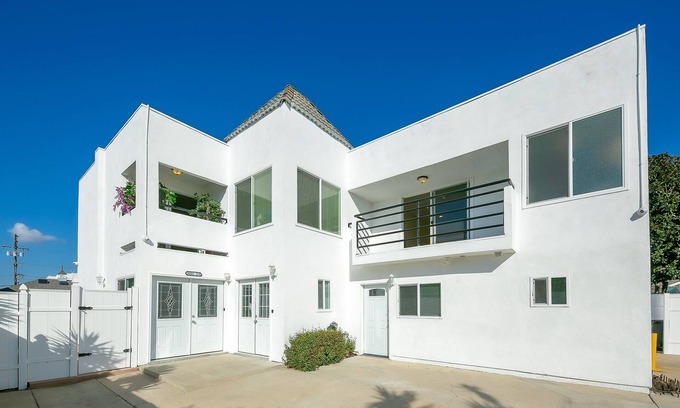 Santa Ana Heights House | Dog-friendly two-story home with two kitchens, fast WiFi, patio, & gas grill