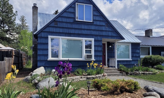 Winthrop House | Dog Friendly! Wrangle In-A Block Above Downtown Winthrop!