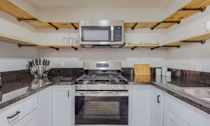 Pueblo Alto Apartment | ⟫ Dog Run & Courtyard 2 Bedroom Apt w/King Bed W&D