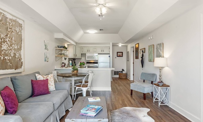 Fairhope Apartment | Dogwood at Jubilee Suites Bed & Breakfast. 1K/1Q/2B.