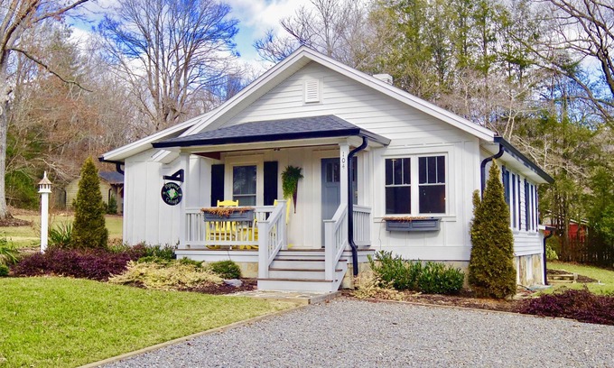 Black Mountain House | Dogwood Cottage-Walk to Downtown Black Mountain