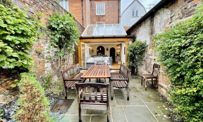 Henley-on-Thames House | Dolls House - Luxury Townhouse - From 400 Per Night